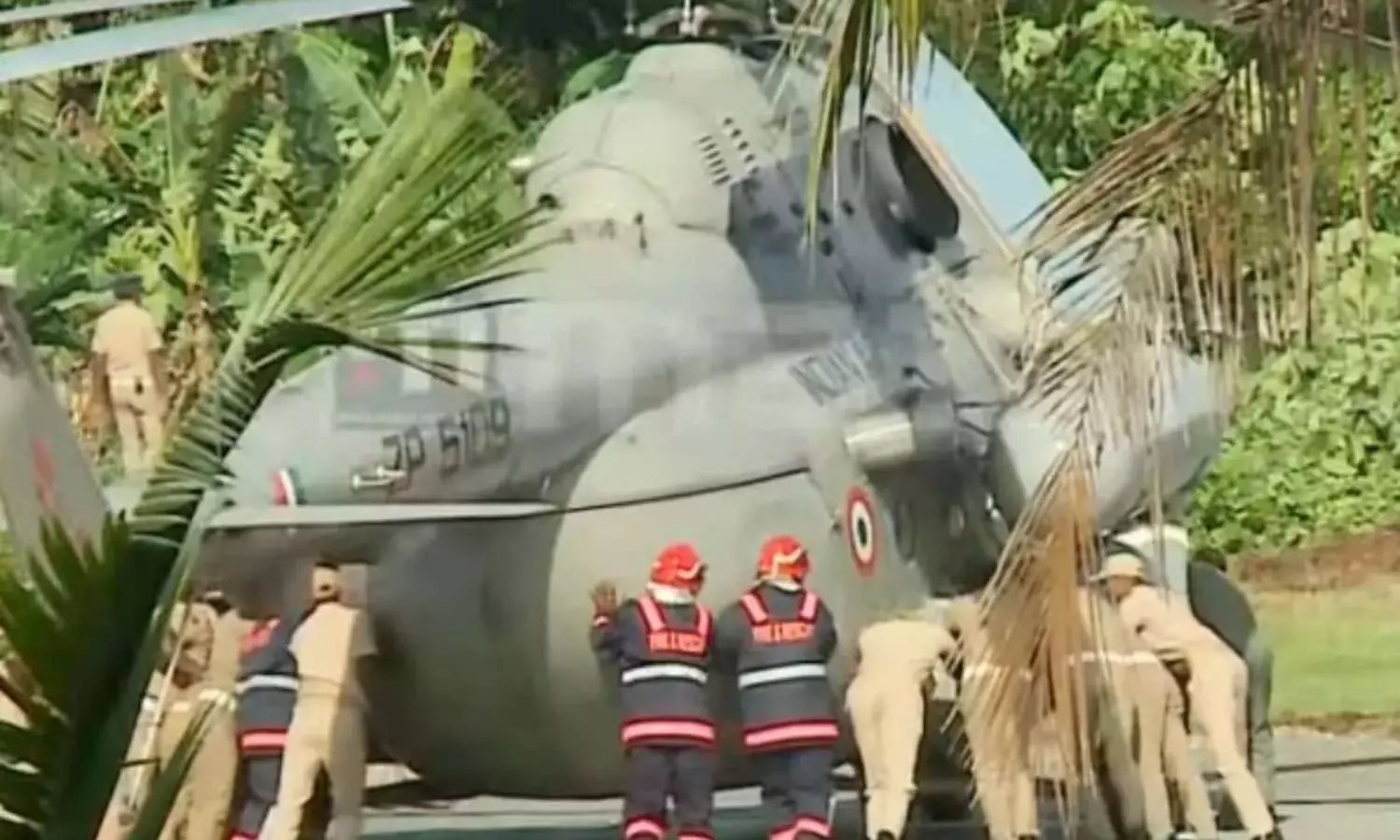 హెలీకాప్టర్  ల్యాండ్  అవుతుండగా రాష్ట్రపతికి తప్పిన ప్రమాదం.. వీడియో వైరల్!