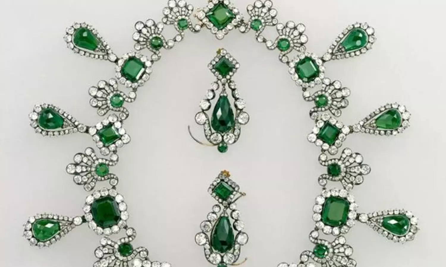 షాకింగ్... లౌవ్రే మ్యూజియంలో చోరీ ఎన్ని వందల కోట్లో తెలుసా?