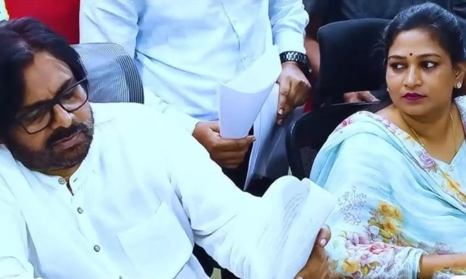 పవన్ ఆగ్రహించిన వేళ... హోం మంత్రి సంచలన వ్యాఖ్యలు! పవన్ ఆగ్రహించిన వేళ... హోం మంత్రి సంచలన వ్యాఖ్యలు!