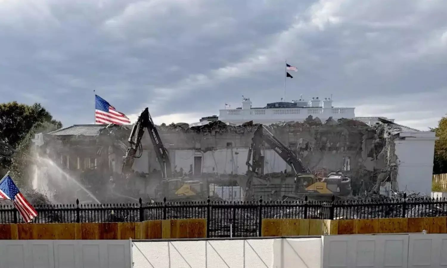 వైట్ హౌస్ కూల్చివేతలు స్టార్ట్... తన కలల గది కోసం ట్రంప్ సాహసం! వైట్ హౌస్ కూల్చివేతలు స్టార్ట్... తన కలల గది కోసం ట్రంప్ సాహసం!