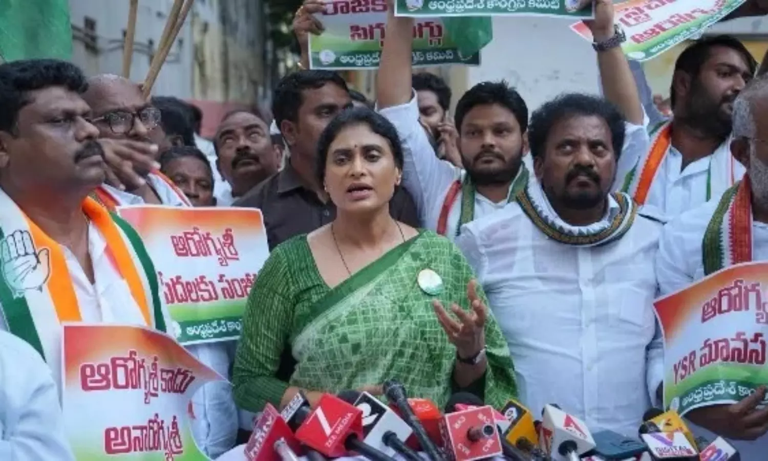 షర్మిల ఆమరణ దీక్ష హెచ్చరికలు.. రీజనేంటి? షర్మిల ఆమరణ దీక్ష హెచ్చరికలు.. రీజనేంటి?