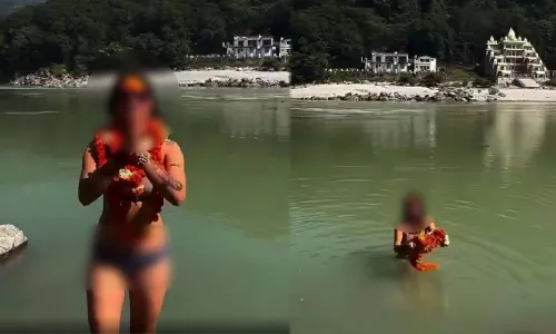 గంగానదిలో బికినీ స్నానమా? సిగ్గు సిగ్గు.. ఇదేం పద్ధతి..