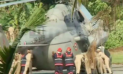 హెలీకాప్టర్  ల్యాండ్  అవుతుండగా రాష్ట్రపతికి తప్పిన ప్రమాదం.. వీడియో వైరల్!