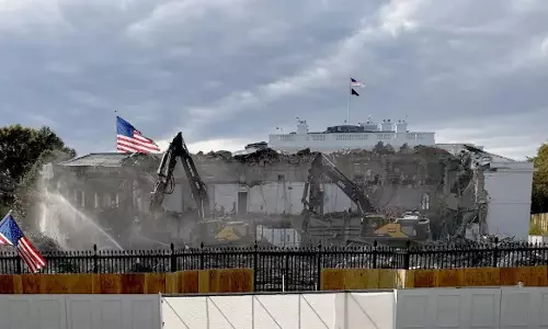 వైట్ హౌస్ కూల్చివేతలు స్టార్ట్... తన కలల గది కోసం ట్రంప్  సాహసం!