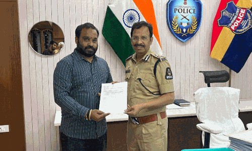 సీపీ సజ్జనార్ ను కలిసిన తారక్ ఫ్యాన్స్- వారిపై చర్యలు తీసుకోవాలని డిమాండ్