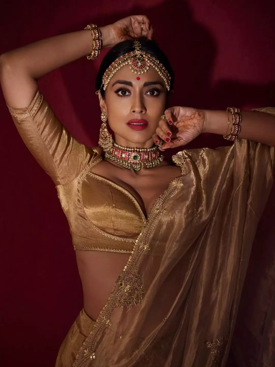 Ethereal Charm: Shriya Saran Glows in Timeless Elegance Ethereal Charm: Shriya Saran Glows in Timeless Elegance