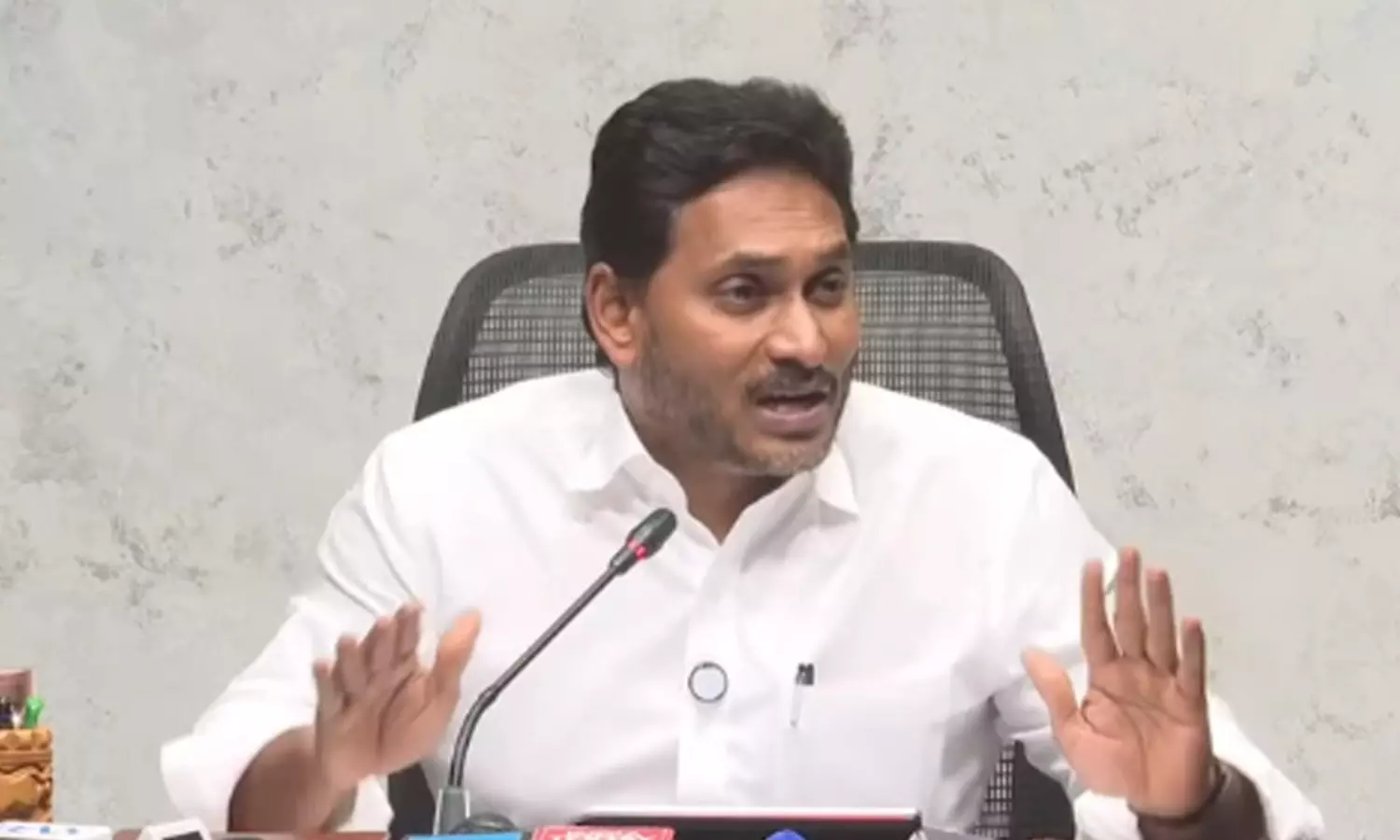 బాబూ హైదరాబాదూ.. జగన్ షాకింగ్ కామెంట్స్ బాబూ హైదరాబాదూ.. జగన్ షాకింగ్ కామెంట్స్