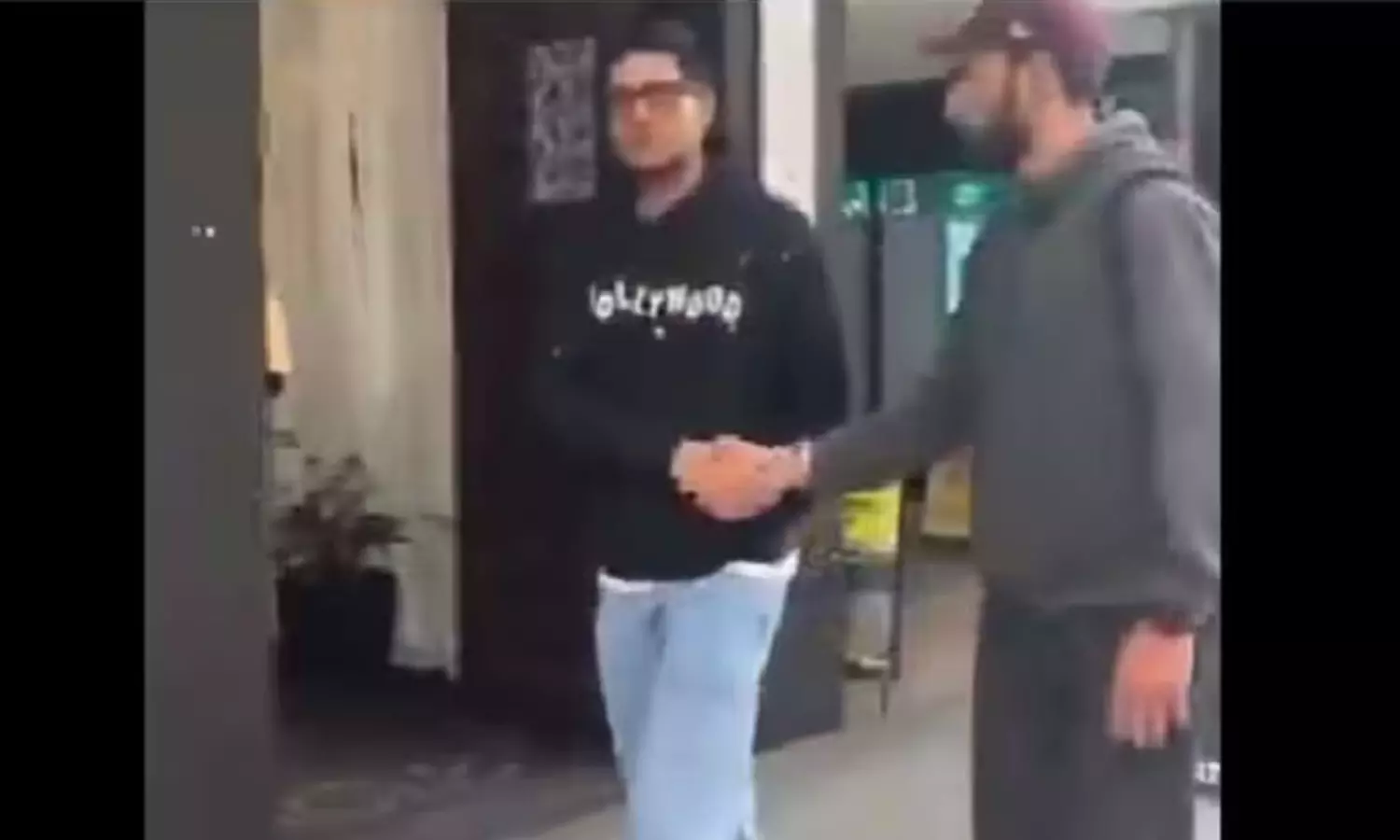 షేక్ హ్యాండ్ తో గిల్ ను గిల్లి.. ఆస్ట్రేలియాలో పాకిస్థానీ దుర్మార్గం