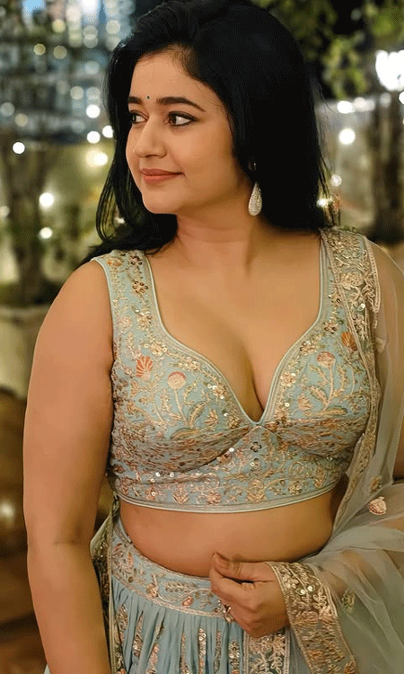 Golden Lights & Festive Charm: Poonam Bajwa’s Diwali Diaries