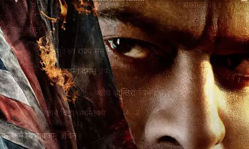 ఫౌజీ ప్రభాస్.. అసలైన ఫైర్ లుక్ వచ్చేసింది.. పోస్టర్ తో ఏం చెబుతున్నారు?