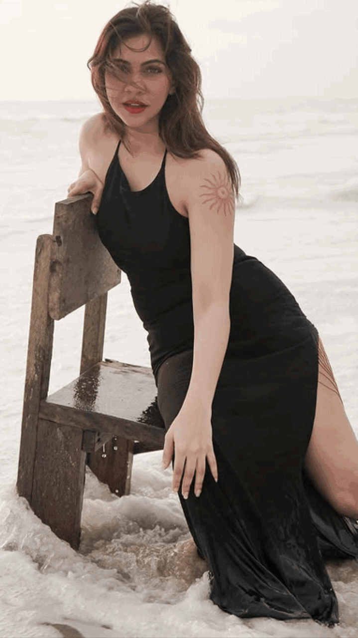 బీచ్ ఒడ్డున బ్లాక్ డ్రెస్ లో అందాలతో హీట్ పెంచిన మడోన్నా..