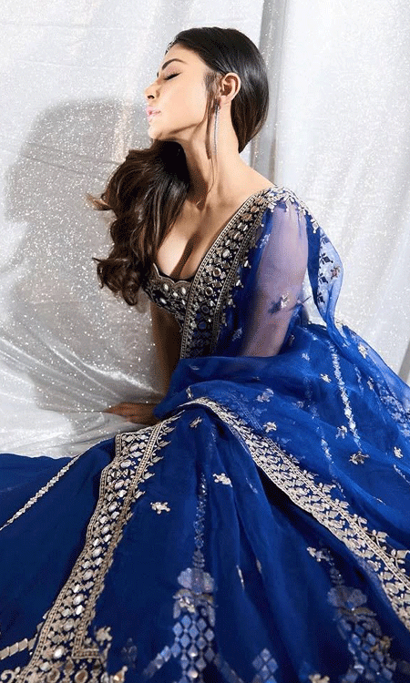 Mouni Roy :When Tradition Meets Twilight Glamour