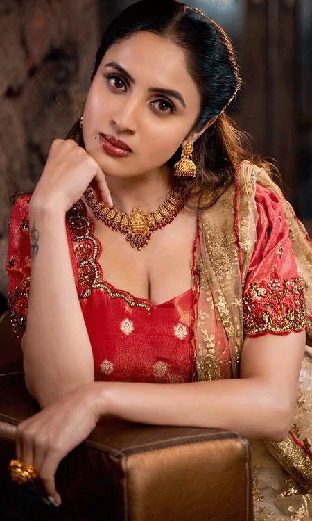 Living in the Moment Jewel: Priyanka Kholgade’s Regal Radiance 💫