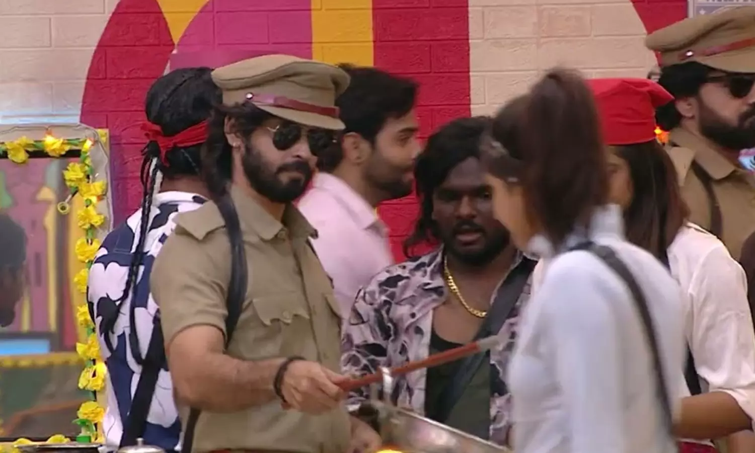 బిగ్ బాస్ 9.. వాళ్ల ఎంట్రీతో హౌస్ మెట్స్ షాక్..! బిగ్ బాస్ 9.. వాళ్ల ఎంట్రీతో హౌస్ మెట్స్ షాక్..!