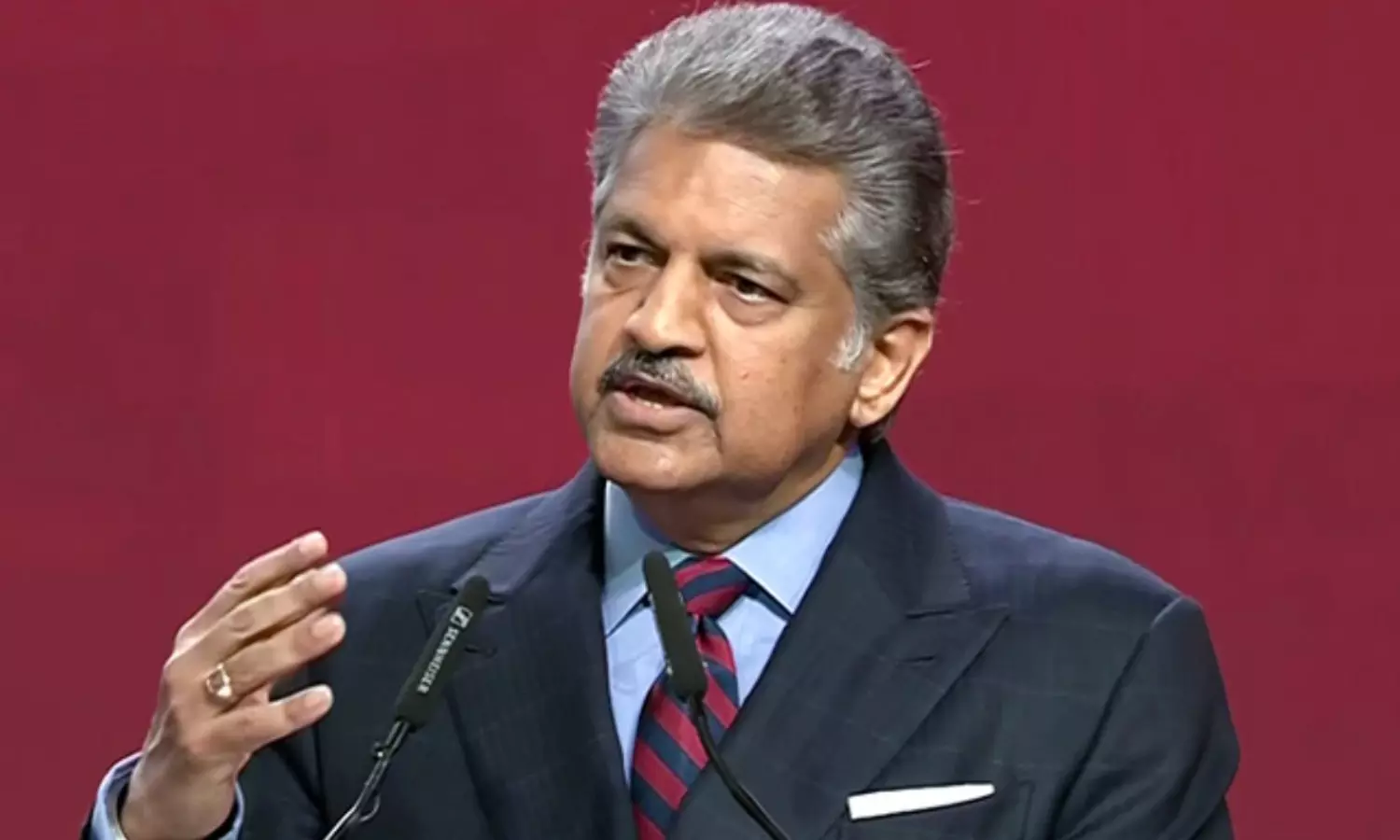 చైనాతో యుద్ధం.. అమ్మ బంగారం విరాళం.. ఆనంద్ మహీంద్ర బాల్య జ్ఞాపకం చైనాతో యుద్ధం.. అమ్మ బంగారం విరాళం.. ఆనంద్ మహీంద్ర బాల్య జ్ఞాపకం