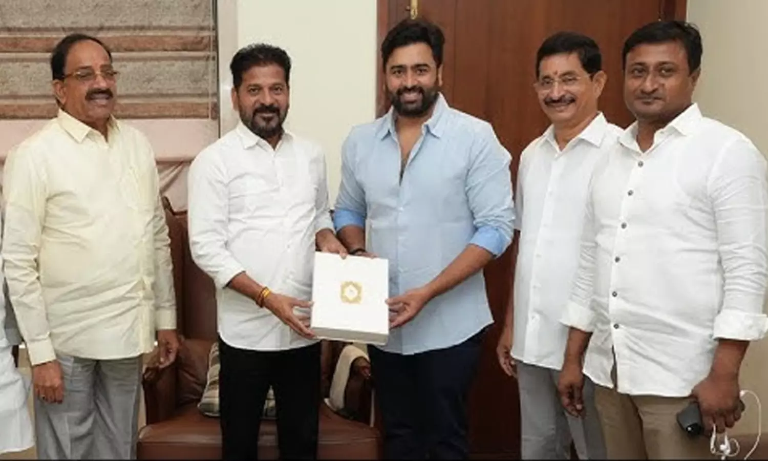 నారా ఇంట మొదలైన పెళ్లి సందడి.. సీఎం రేవంత్ రెడ్డికి ప్రత్యేక ఆహ్వానం! నారా ఇంట మొదలైన పెళ్లి సందడి.. సీఎం రేవంత్ రెడ్డికి ప్రత్యేక ఆహ్వానం!