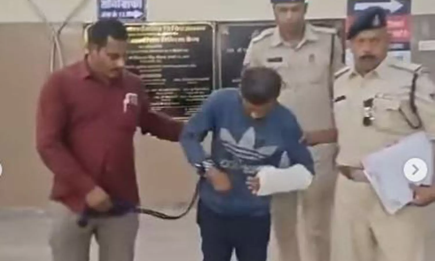 ఆస్ట్రేలియా క్రికెటర్లను అసభ్యం తాకినోడి దూల తీర్చేసిన పోలీసులు ఆస్ట్రేలియా క్రికెటర్లను అసభ్యం తాకినోడి దూల తీర్చేసిన పోలీసులు