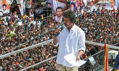 జగన్  ప్రచార స్ట్రాటజీపై విజయ్  మొగ్గు... ఫలితం అలా కాకూడదంటున్న ఫ్యాన్స్!