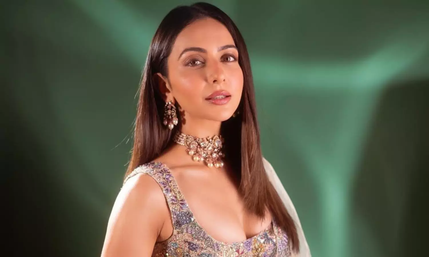 పెర్ఫెక్ట్ ఫోటో ఫోజ్.. లెహంగాలో మెస్మరైజ్ చేస్తున్న రకుల్!