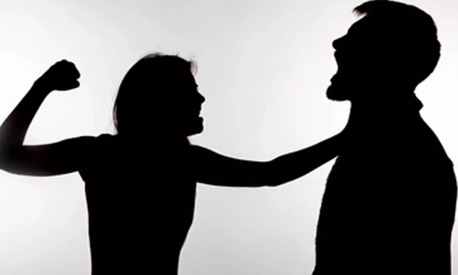 భర్త ఇంటి పనులు చేయలేదని కత్తితో దాడి చేసిన భార్య..  అమెరికాలో భారత  సంతతి మహిళ అరెస్ట్‌