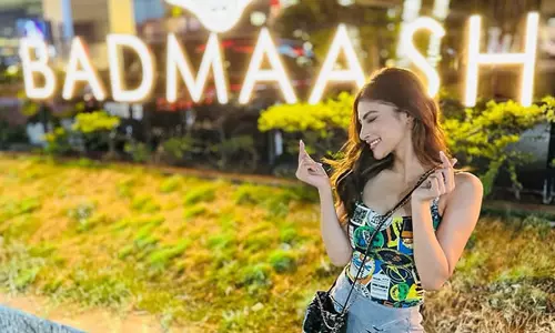 మౌని రాయ్ రెస్టారెంట్‌లో ధ‌ర‌లు షాకింగ్