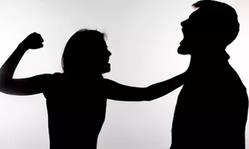 భర్త ఇంటి పనులు చేయలేదని కత్తితో దాడి చేసిన భార్య..  అమెరికాలో భారత  సంతతి మహిళ అరెస్ట్‌