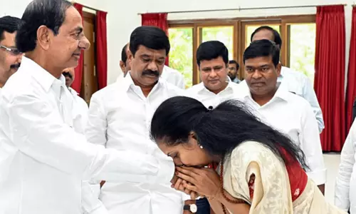 కవితతో కేసీఆర్ పార్టీ పెట్టిస్తున్నాడా? అసలు నిజం ఇదీ కవితతో కేసీఆర్ పార్టీ పెట్టిస్తున్నాడా? అసలు నిజం ఇదీ