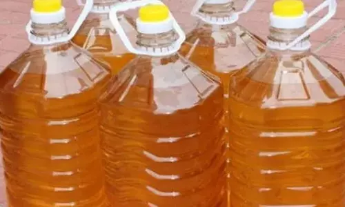 వాడేసిన నూనె లీటరు రూ.65 కొంటారు.. ఎవరు? ఏం చేస్తారు?