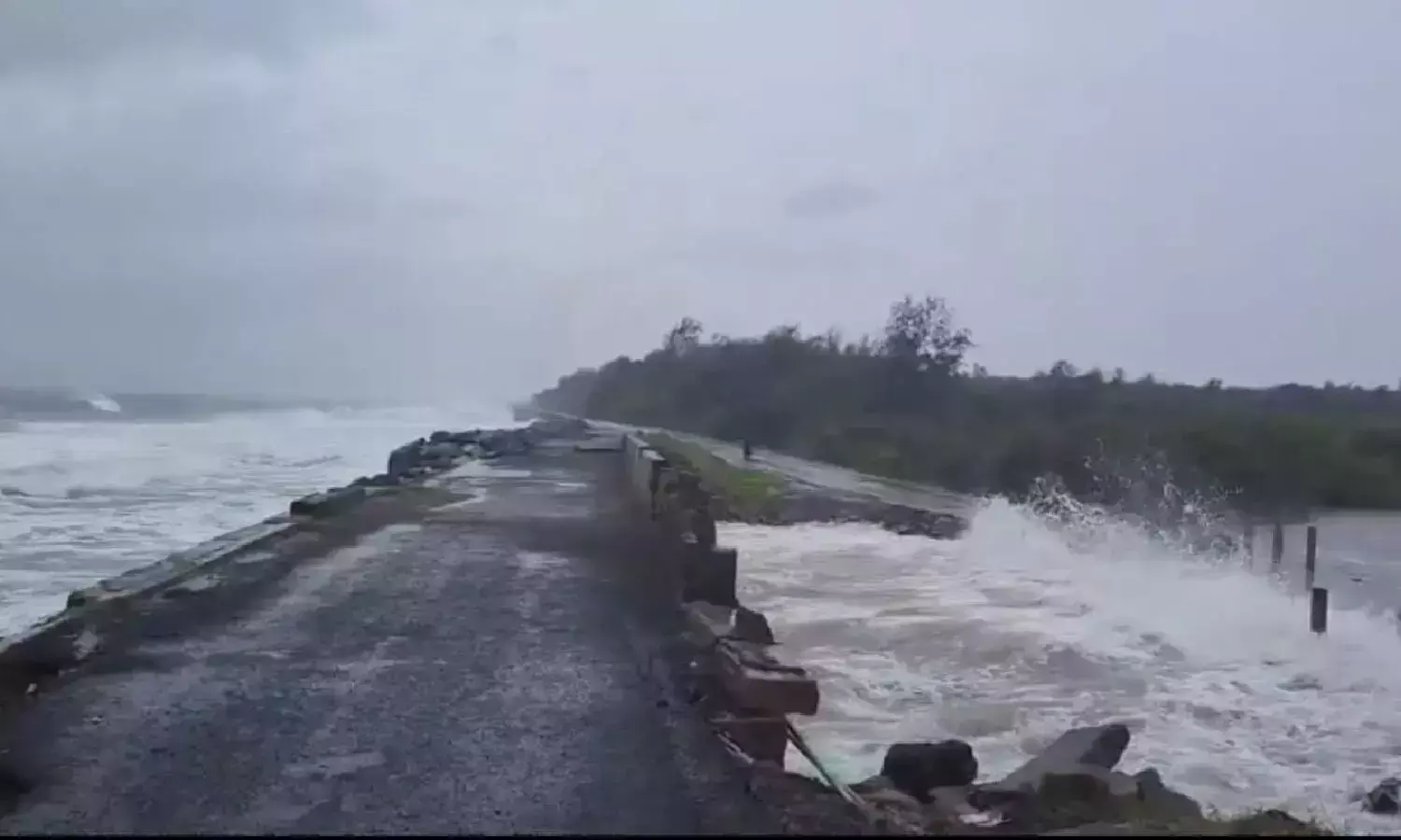 సూపర్ సైక్లోన్  హైలీ ఎఫెక్ట్...నలభై లక్షలు...ఐదు జిల్లాలు