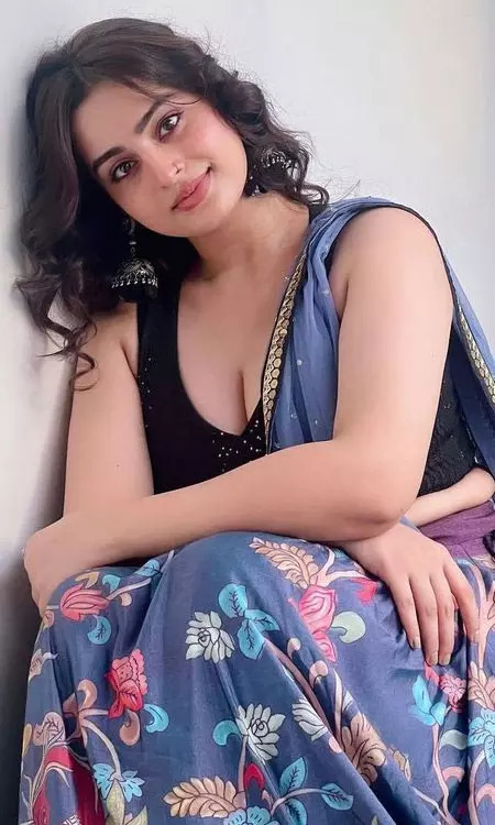 Ayesha Khan Redefines Love With Her Poses