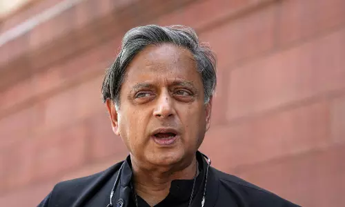 పెయిడ్ రివ్యూ వ్యాఖ్య‌పై శ‌శి థ‌రూర్ కౌంట‌ర్