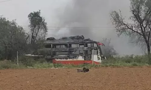 కర్నూల్ ఘటన మరువకముందే మరో బస్సు దగ్ధం.. ఎంత మంది మరణించారంటే..?
