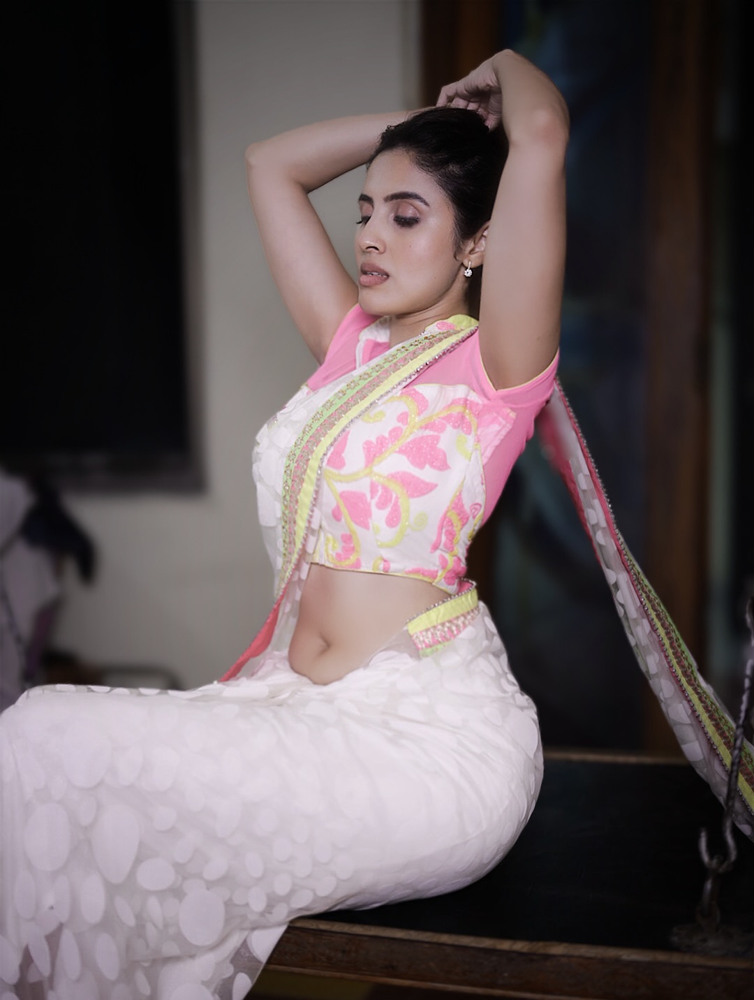 Style Icon Priyanka Kholgade in White Saree Style Icon Priyanka Kholgade in White Saree