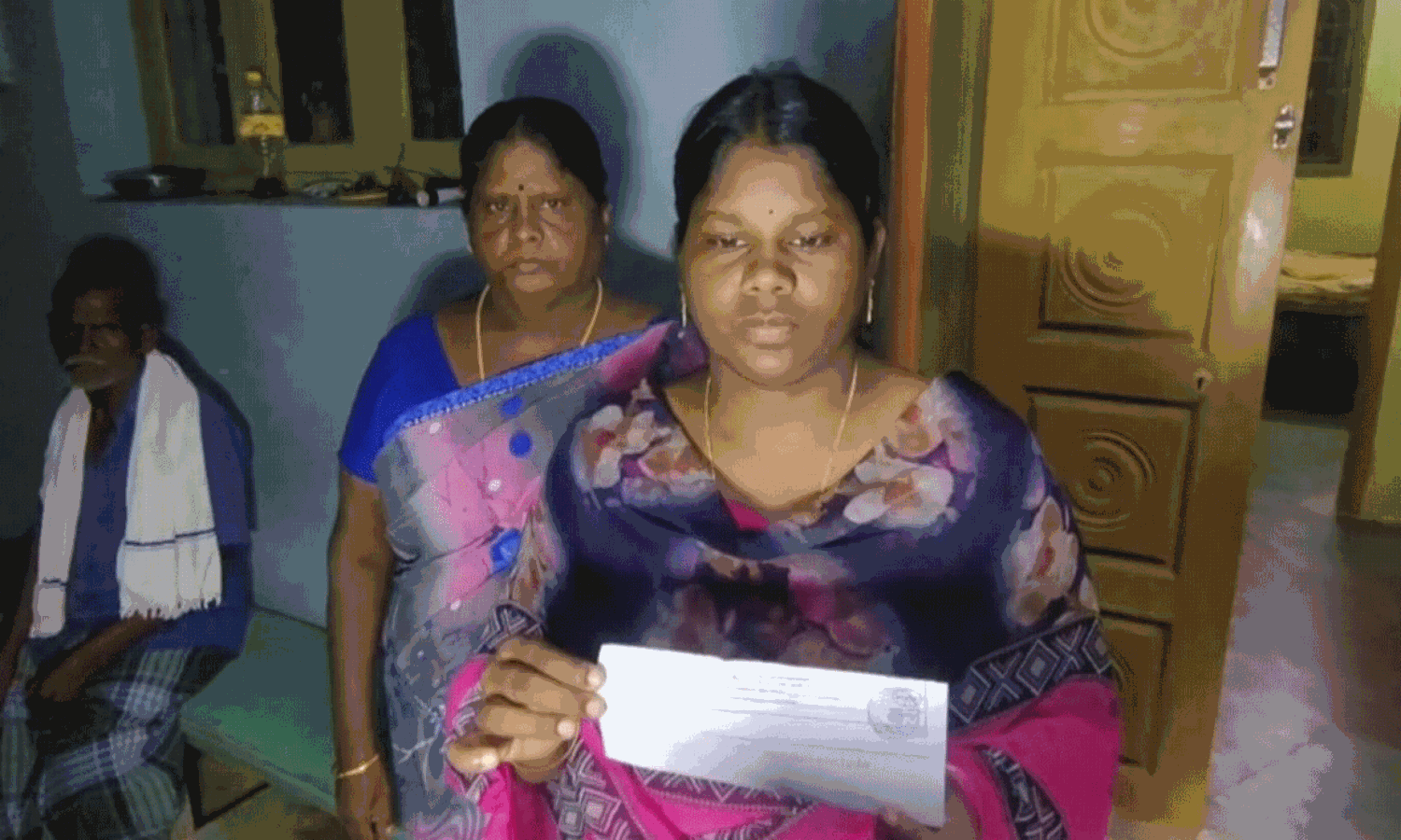 విజయ్ చెక్కు తిప్పిపంపిన సంఘవి.. కారణం ఇదేనా..?