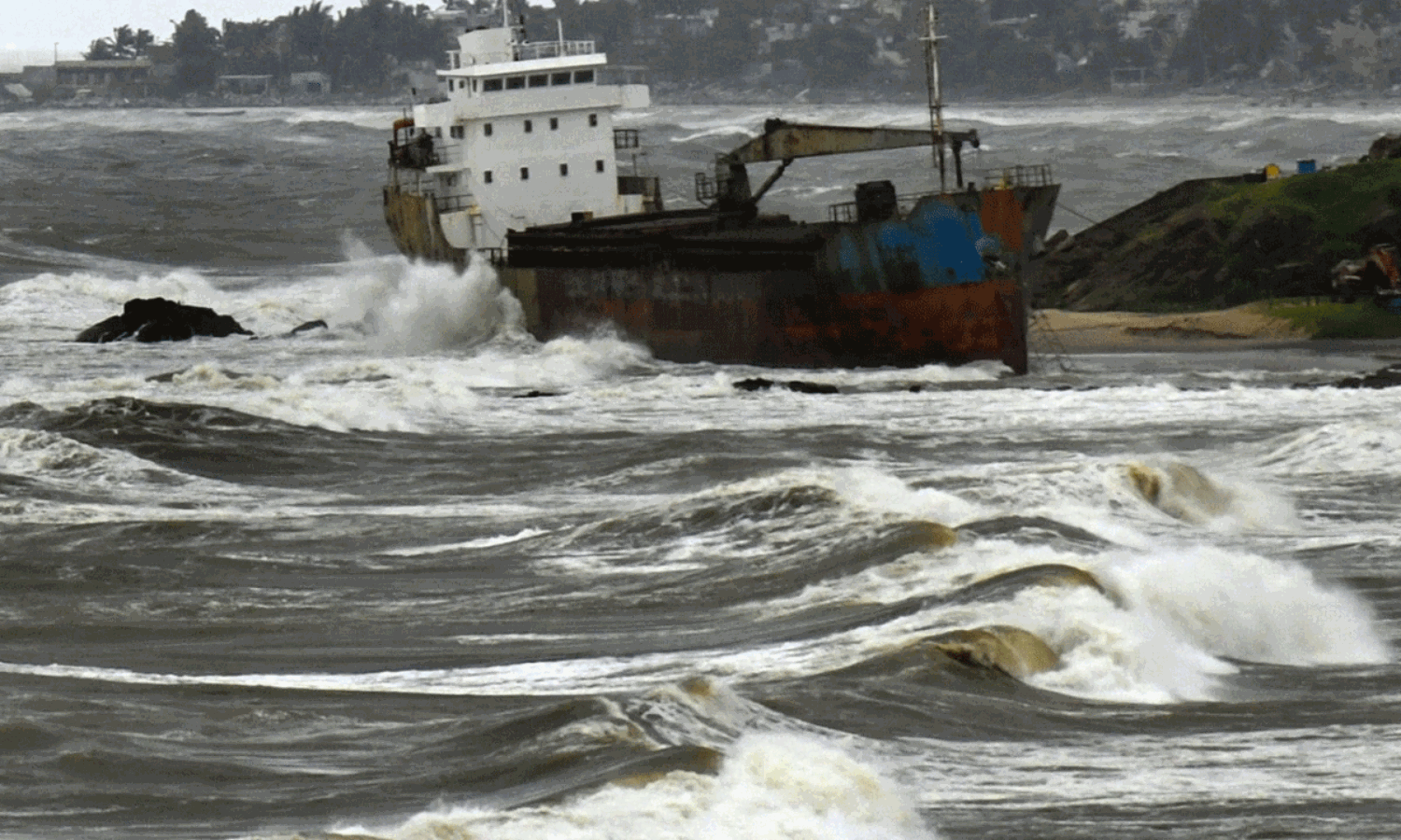 సముద్రుడి ఉగ్ర రూపం...మొంథాని మరిపించేలా ! సముద్రుడి ఉగ్ర రూపం...మొంథాని మరిపించేలా !