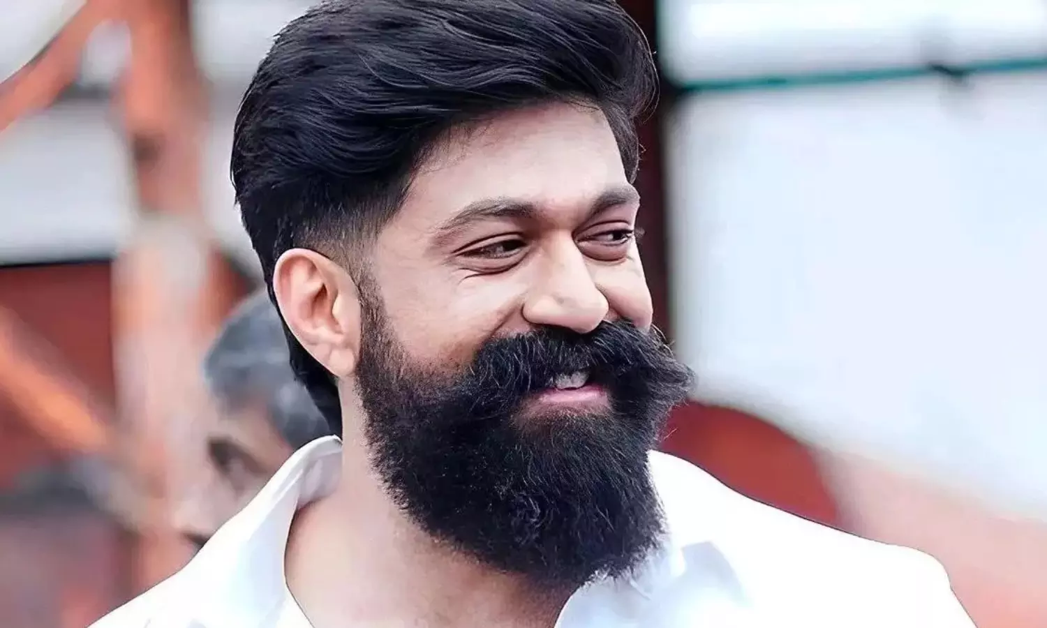 KGF యష్.. ప్రభాస్ లా చేసుంటే ఈ కష్టాలు తప్పేవేమో? KGF యష్.. ప్రభాస్ లా చేసుంటే ఈ కష్టాలు తప్పేవేమో?