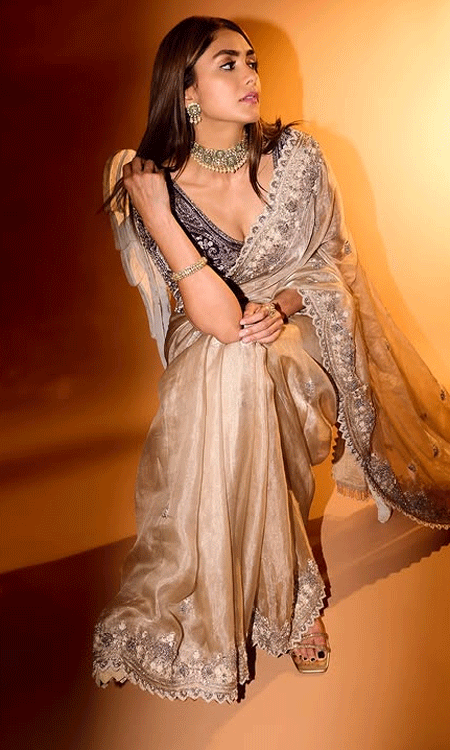 Mrunal Thakur Stuns in an Elegant Saree Look