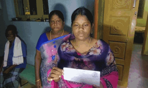 విజయ్ చెక్కు తిప్పిపంపిన సంఘవి.. కారణం ఇదేనా..?