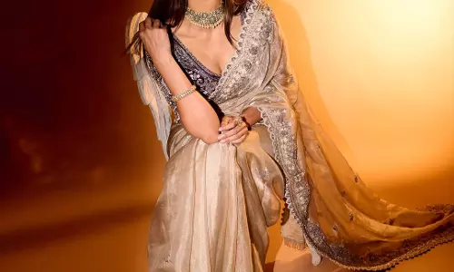 Mrunal Thakur Stuns in an Elegant Saree Look