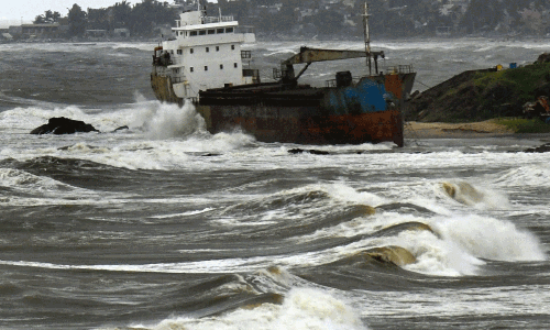 సముద్రుడి ఉగ్ర రూపం...మొంథాని మరిపించేలా !