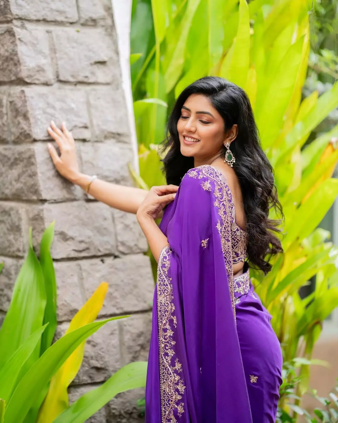 Eesha Rebba Radiates Elegance in a Stunning Saree Look Eesha Rebba Radiates Elegance in a Stunning Saree Look