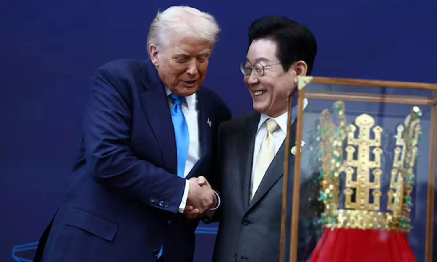 రాజులు లేని అమెరికాలో ట్రంప్  కు బంగారు కిరీటం... విషయం ఏమిటంటే..!