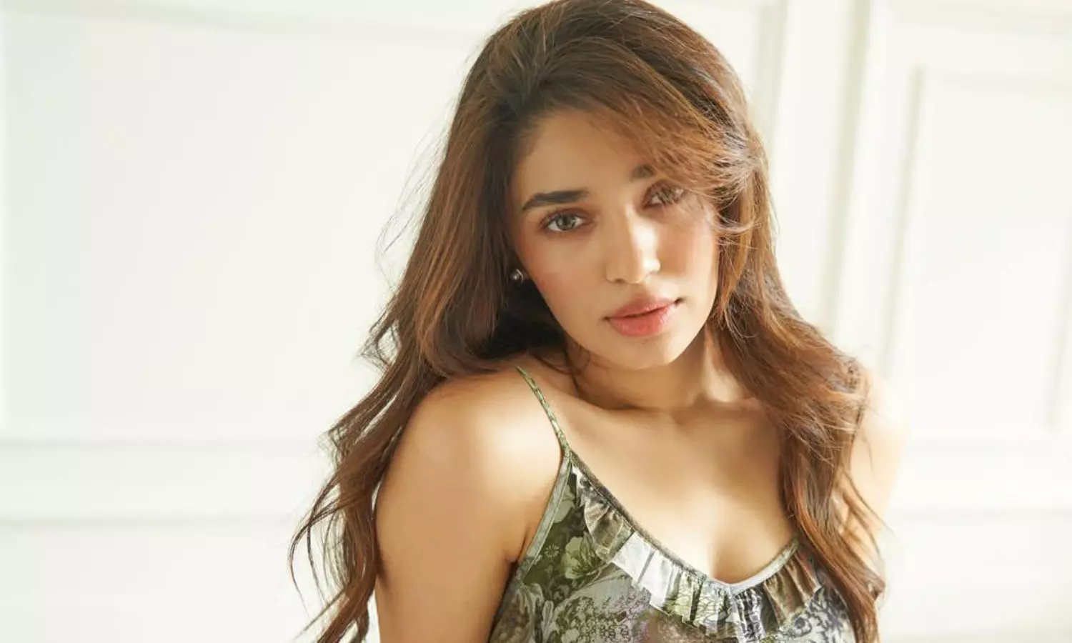 కృతి శెట్టి ఇంకా వెయిటింగ్ లోనే..? కృతి శెట్టి ఇంకా వెయిటింగ్ లోనే..?