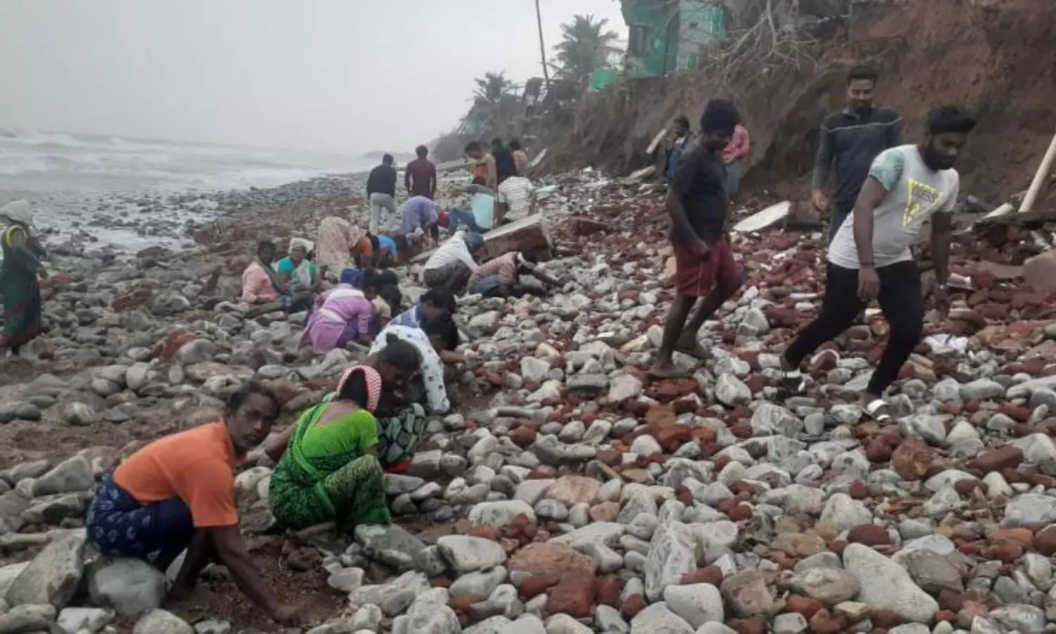 ఉప్పాడ తీరానికి మొంథా పోయే మెరిసే రేణువులు వచ్చే... ఏమా విషయం! ఉప్పాడ తీరానికి మొంథా పోయే మెరిసే రేణువులు వచ్చే... ఏమా విషయం!