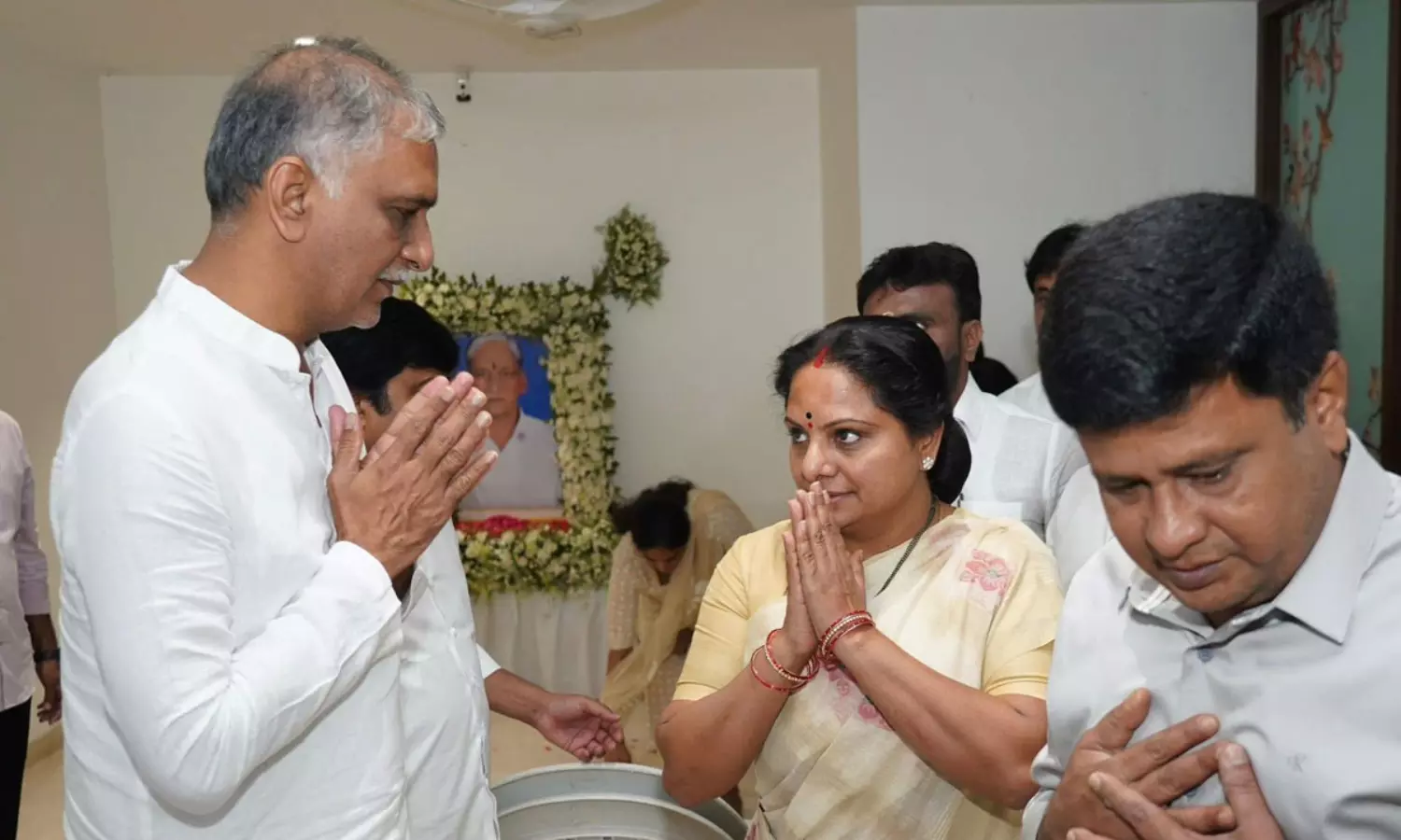 హరీష్ రావు ఇంటికి కవిత.. రాజకీయ వర్గాల్లో సంచలనం హరీష్ రావు ఇంటికి కవిత.. రాజకీయ వర్గాల్లో సంచలనం