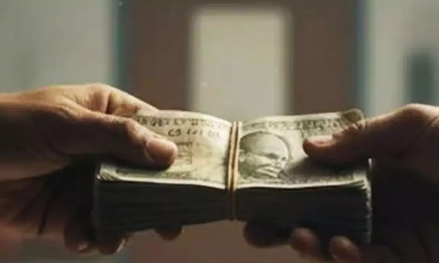 ఈ అధికారికి భారతీయుడి కష్టాలు... లంచాలపై షాకింగ్ పోస్ట్! ఈ అధికారికి భారతీయుడి కష్టాలు... లంచాలపై షాకింగ్ పోస్ట్!