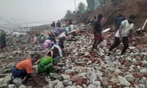 ఉప్పాడ తీరానికి మొంథా పోయే మెరిసే రేణువులు  వచ్చే... ఏమా విషయం!