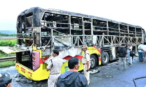 బూడిదలో బంగారు వేట.. బస్సు ప్రమాదం వద్ద ప్రశ్నిస్తున్న దృశ్యాలు!