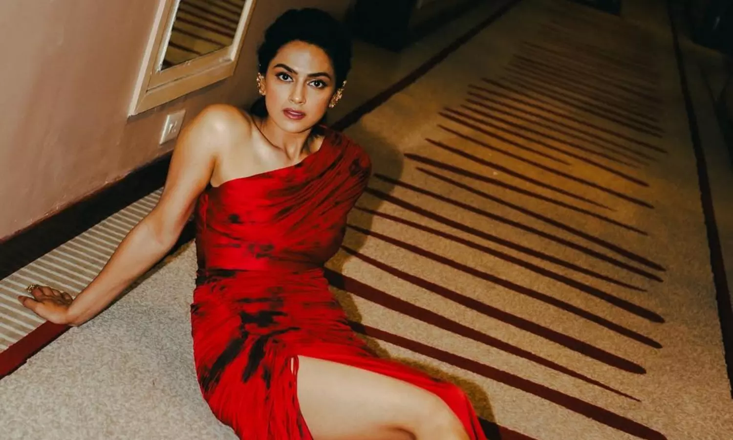 రెడ్ అవుట్ ఫిట్ లో శ్రద్ధా అందాలు..