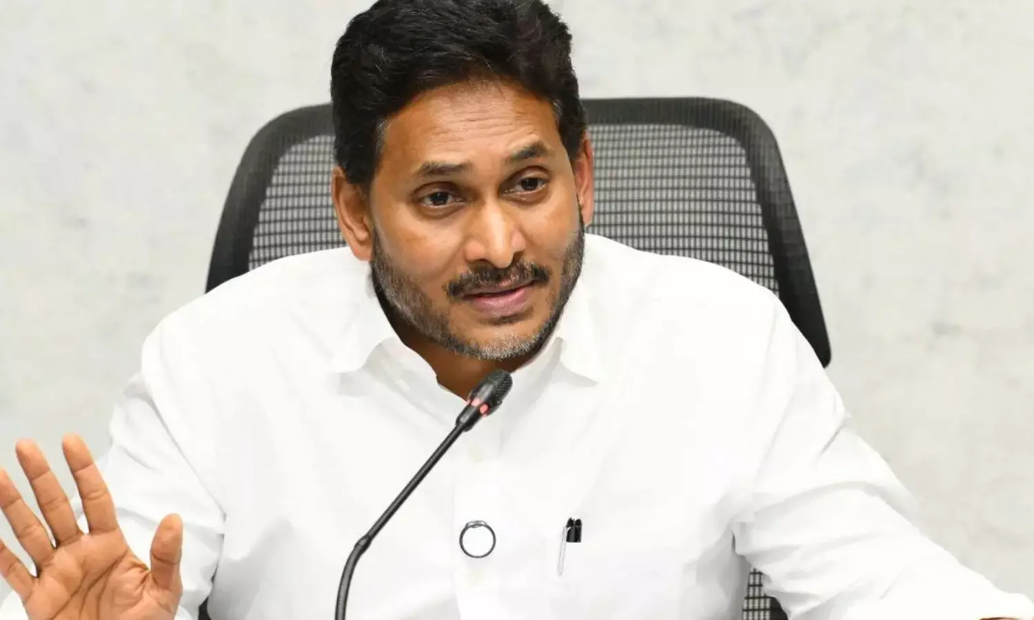 మన ఎమ్మెల్సీలు ఏం చేస్తున్నారు.. జగన్ ఆరా.. రీజనిన్ ఇదే...! మన ఎమ్మెల్సీలు ఏం చేస్తున్నారు.. జగన్ ఆరా.. రీజనిన్ ఇదే...!